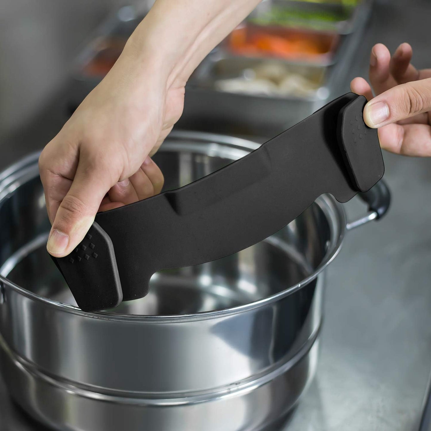 AUOON Clip On Strainer Silicone for All Pots, Standard 8.86 x 3.55in, Black | Food-grade BPA-free, Fits Pots Pans Bowls, Dishwasher Safe, for Pasta Noodles Vegetable Fruits, Space-saving Kitchen Gadget